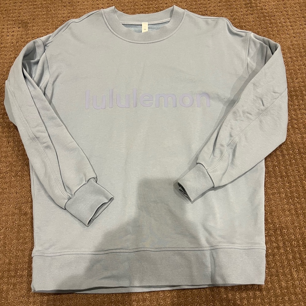 LULULEMON Women’s crewneck. Size 4.